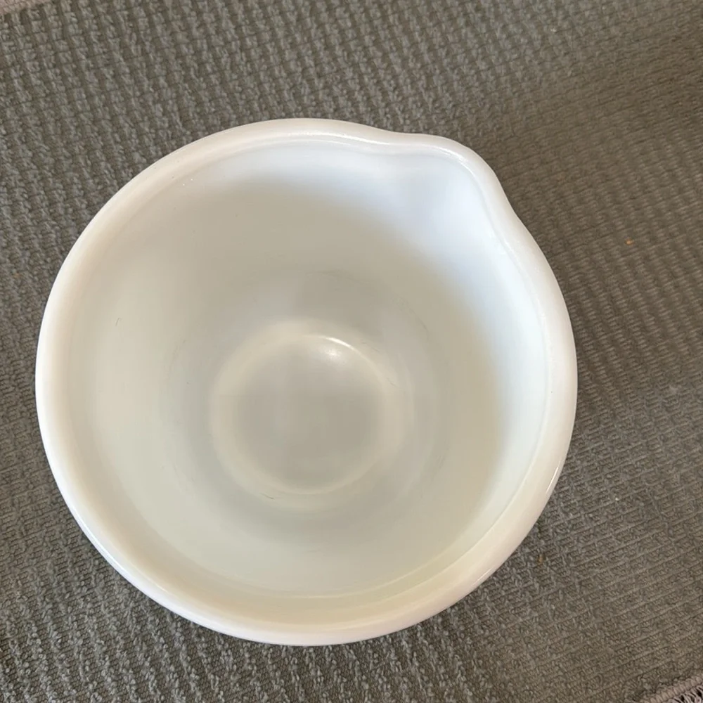 Vintage Hamilton‎ Beach Milk Glass Mixing Bowl Pour Spout Racine Wisconsin 7”